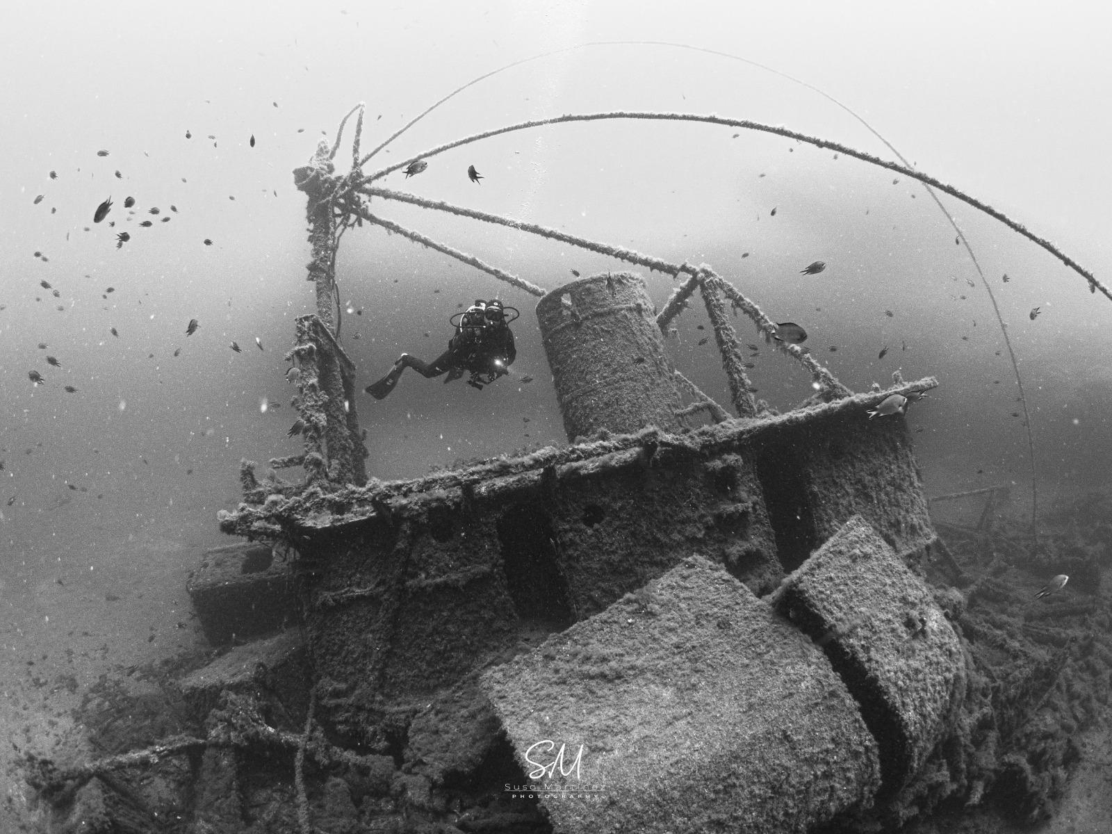 buzo-pecios-puerto-del-carmen-blanco-y-negro-lanzarote.jpeg